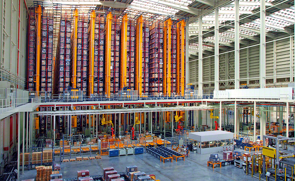 L'entrepôt automatisé est construit à l’intérieur d’un bâtiment de 35 m de haut et occupe une surface totale de 25 000 m2. Toutefois, 8 000 m2 sont occupés pour le stockage, l'espace restant étant réservé pour un agrandissement futur.